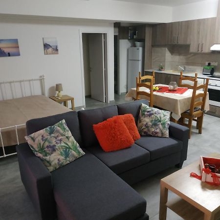 Adonis Apartment Paphos Exterior foto